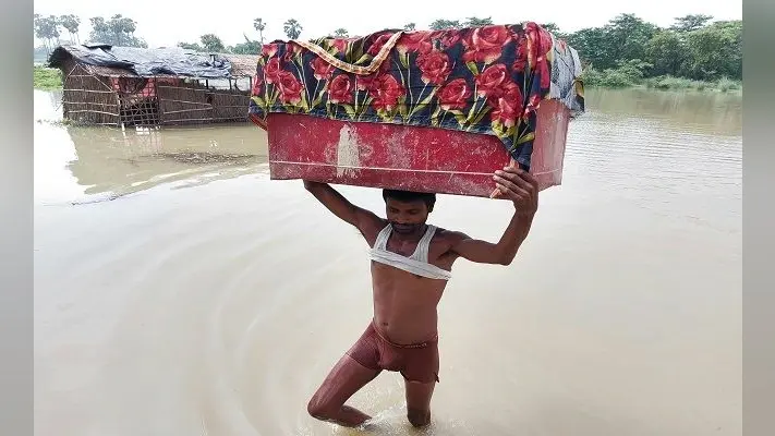 Bihar Flood: खगड़िया के DM आलोक रंजन ने बाढ़ के हालातों का लिया जायजा, अधिकारियों को दिए अहम निर्देश