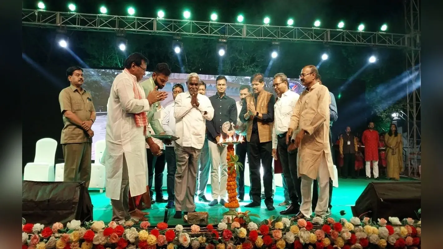 चैत्र पर्व के रंगारंग आगाज पर बोले मंत्री चंपई सोरेन, सांस्कृतिक पर्यटन स्थल के रूप में विकसित होगा सरायकेला