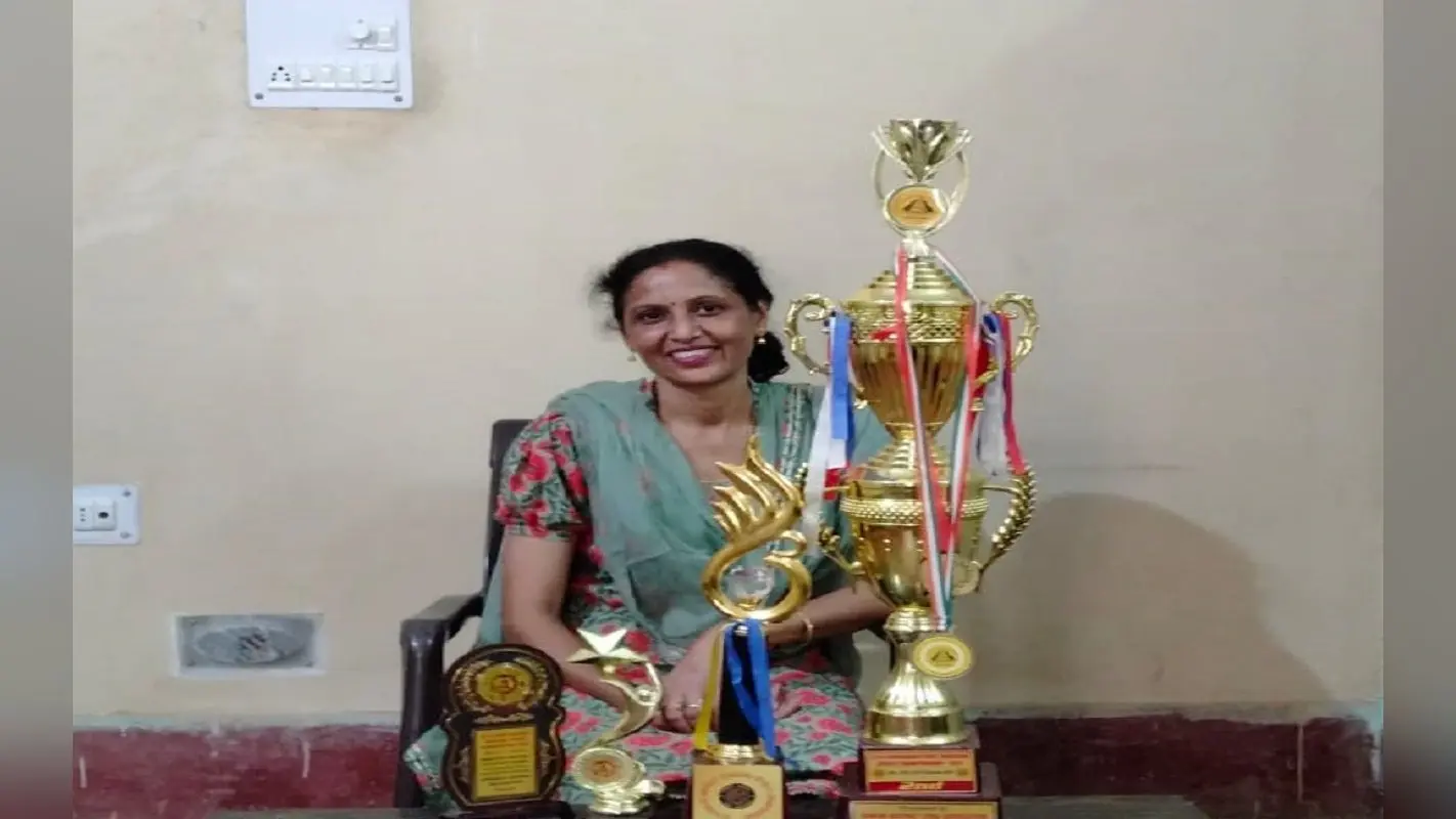 कभी खुद के लिए करती थीं योग, 50 की उम्र में बुजुर्ग महिलाओं व लड़कियों को हेल्दी बना रहीं चांद नागपाल