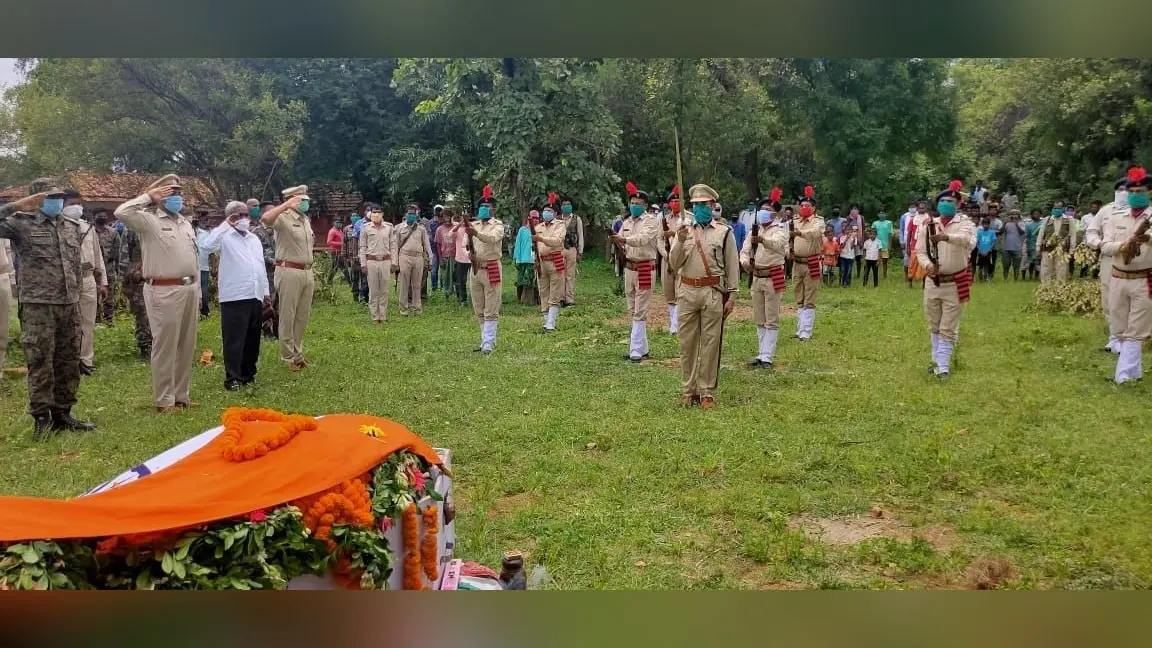 Barhait Encounter : साहिबगंज में अपराधियों से लोहा लेने वाला सरायकेला का सपूत चंद्राय सोरेन पंचतत्व में विलीन