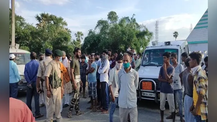 Covid-19 Bihar Update : सारण में 308 कोरोना स���दिग्धों की जांच में तीन की रिपोर्ट पॉजिटिव, सीवान सीमा पर पुलिस ने बढ़ायी सख्ती