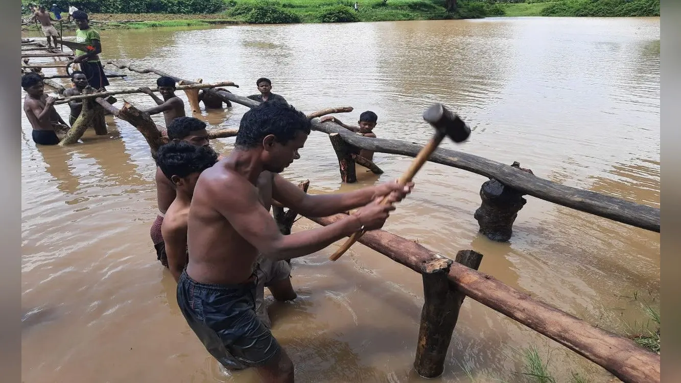 Flood in Bihar: बरसात के दिनों में बार-बार बह जाता है पुल, चंदा लगाकर ग्रामीण बनाते हैं चचरी पुल
