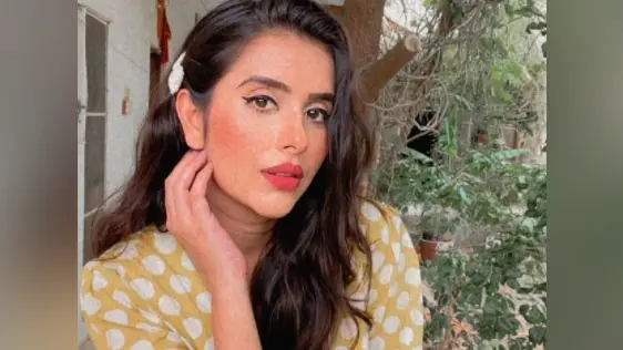 बेबी बंप फ्लॉन्ट करते हुए चारू असोपा ने किया ‘गिला गिला गिला’ गाने पर डांस, वायरल हुआ VIDEO