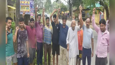 झारखंड : बोकारो के चास में सड़क किनारे लगे सूखे पेड़ दे रहे दुर्घटना को आमंत्रण, नहीं ले रहा कोई सुध