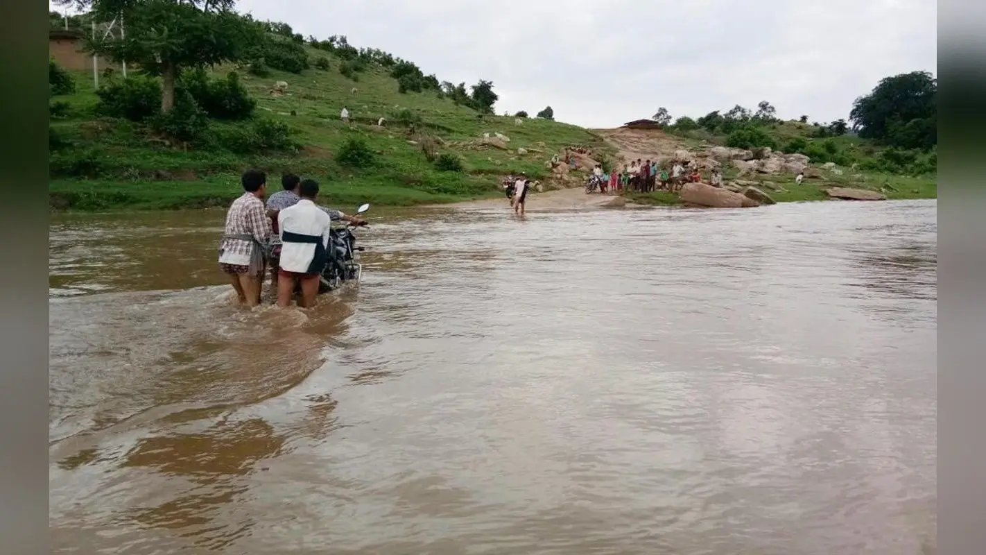 झारखंड में कई ऐसे गांव जो बरसात में बन जाते हैं टापू, जानें कारण