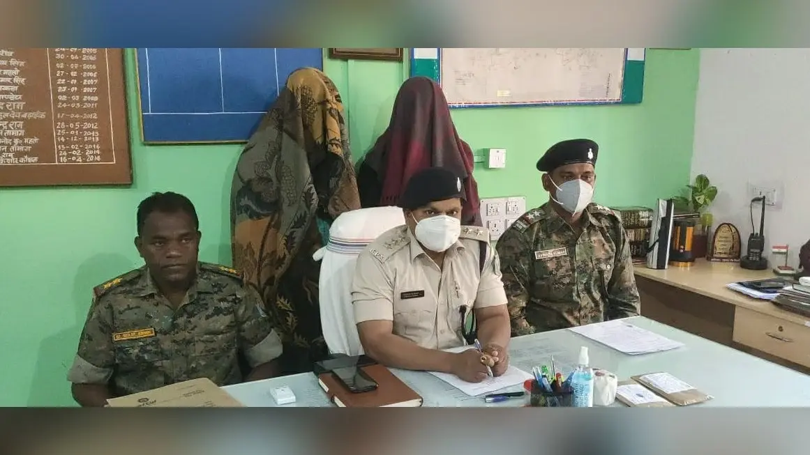 झारखंड में बड़ी घटना को अंजाम देने की फिराक में थे अपराधी, देसी बम व मोबाइल के साथ दो अपराधी गिरफ्तार