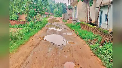 चतरा: गड्ढों में तब्दील हुई सड़क आवागमन में परेशानी