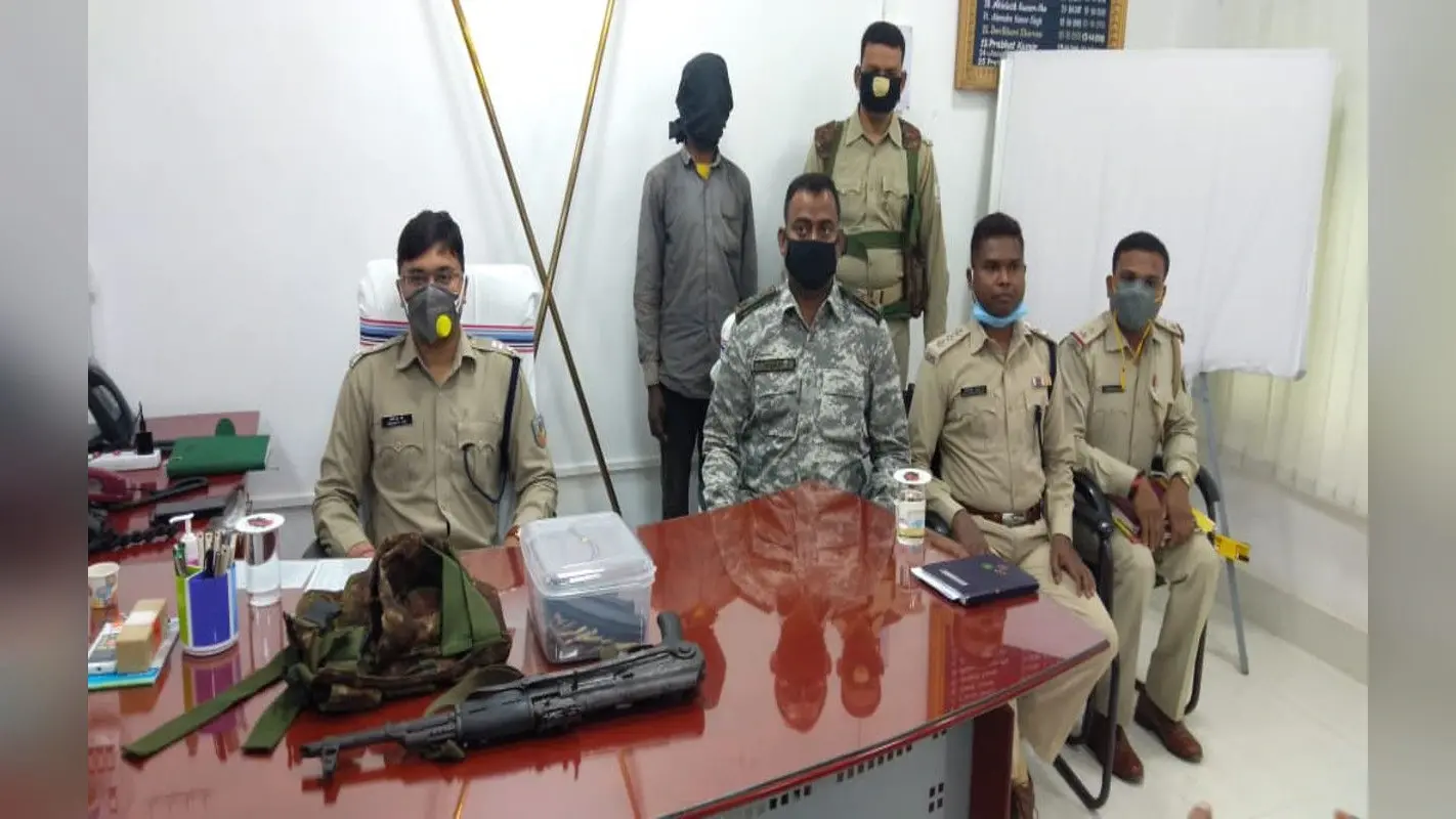 चतरा में कमांडर ननकू गिरफ्तार, एके- 47 राइफल समेत 130 कारतूस बरामद