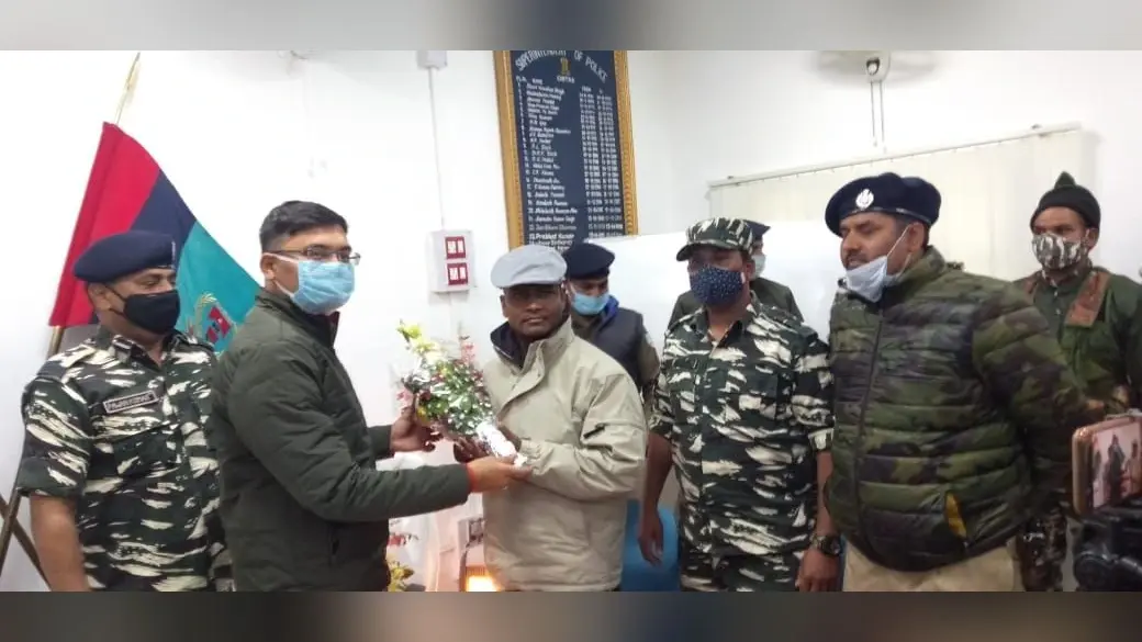 Jharkhand Naxal Latest News : टेरर फंडिंग में एनआईए को थी 15 लाख के इनामी नक्सली मुकेश गंझू की तलाश, चतरा पुलिस के समक्ष किया सरेंडर