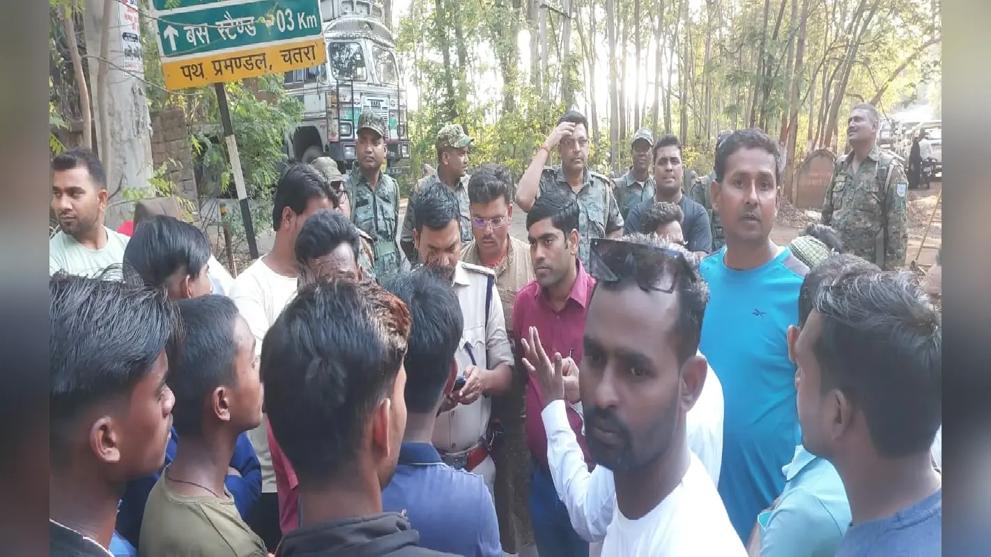 चतरा में हाइवा की चपेट में आने से साइकिल सवार की मौत, ग्रामीणों ने किया सड़क जाम