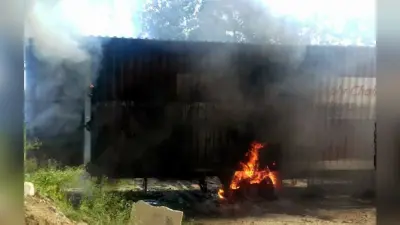 Jharkhand News: ड्राइवर के गेट खोलते ही बाइक लदे कंटेनर में लगी आग, करंट लगने से चालक की मौत