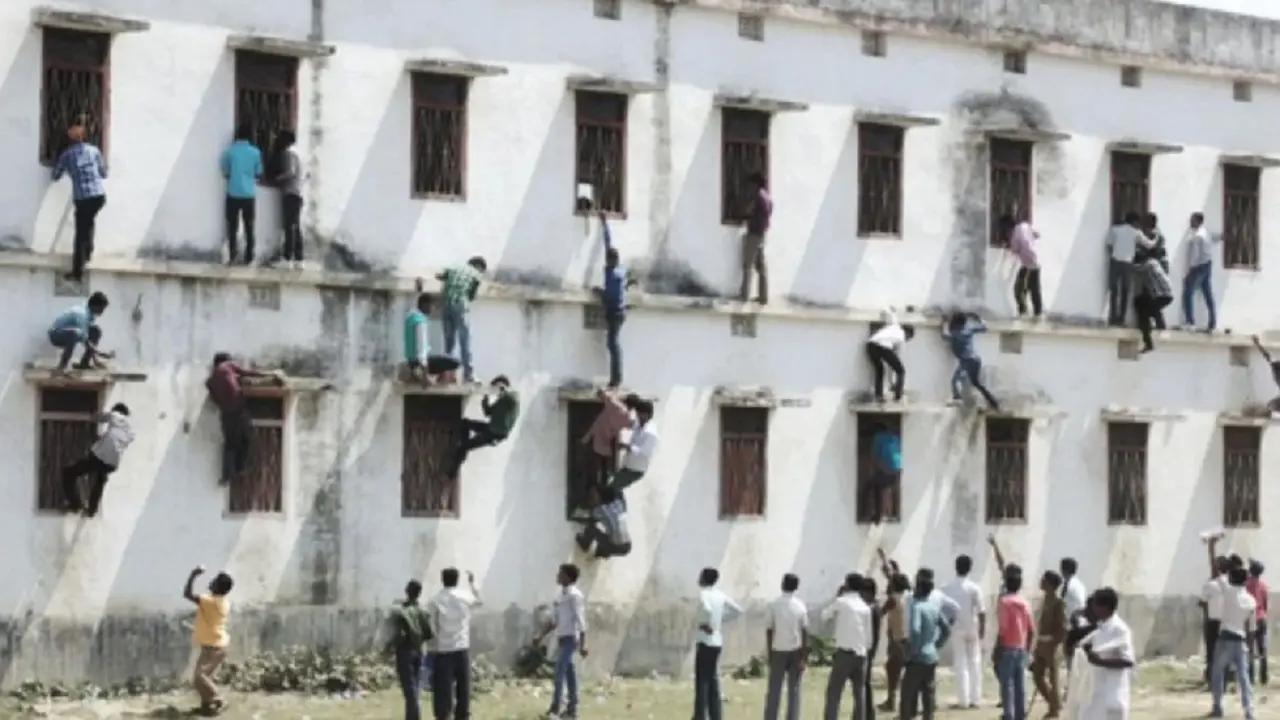 बिहार बोर्ड: परीक्षा में नकल की शर्मनाक फोटो सोशल मीडिया पर वायरल, देखें तस्वीरें