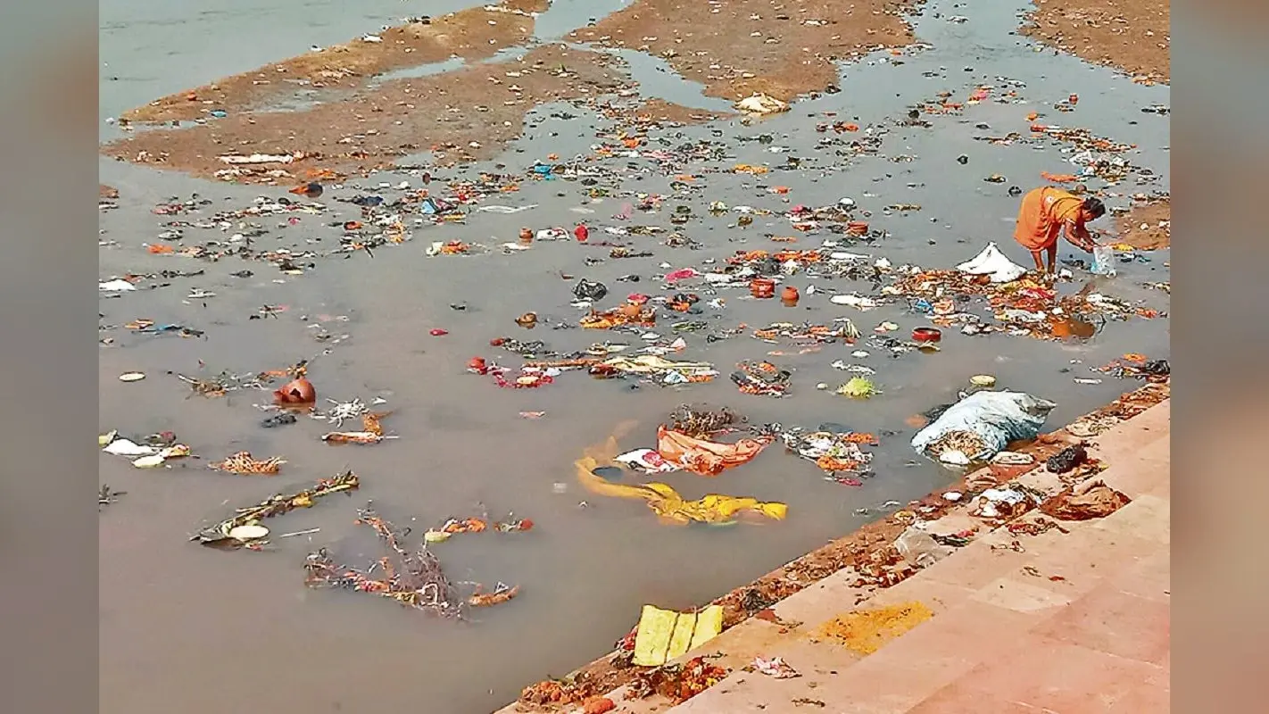 पलामू : कोयल नदी के मरीन ड्राइव छठ घाट स्थल पर फैली गंदगी, नहीं हो रही सफाई