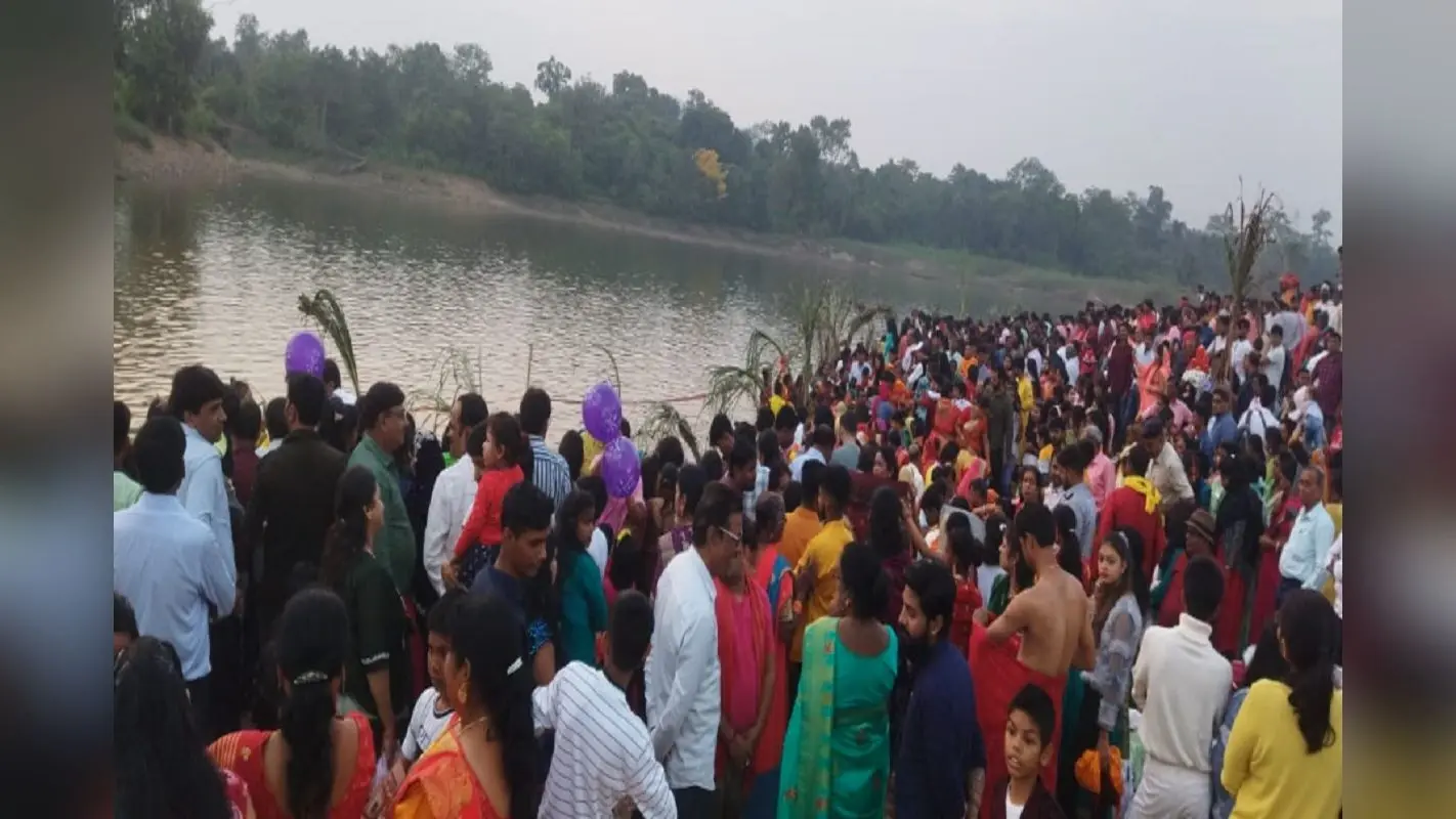 बुंडू में छठवर्तियों ने डूबते और उगते सूरज को दिया अर्घ, परिवार की सुख शांति के लिए की कामना