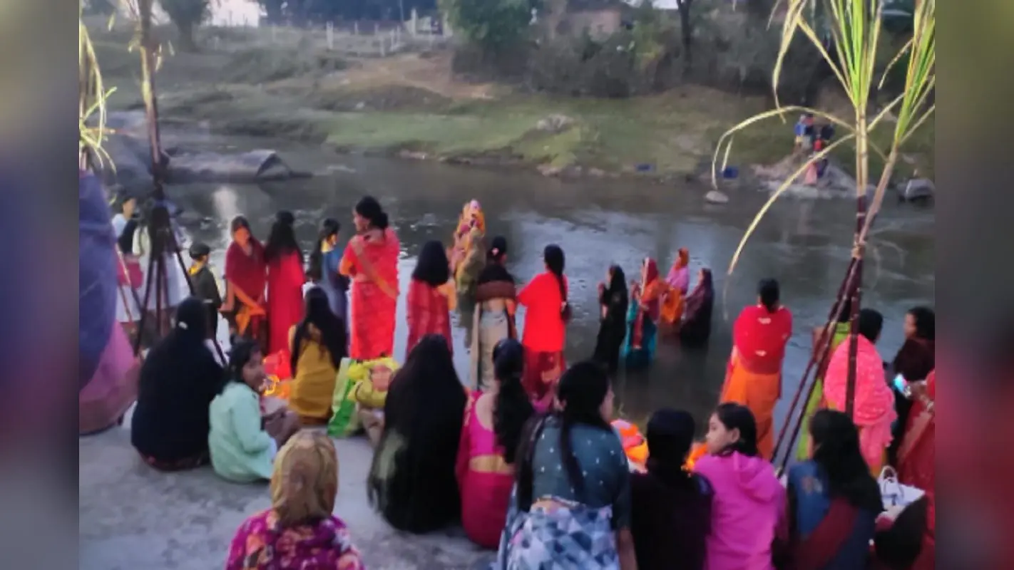 पश्चिमी सिंहभूम के बंदगांव में कैसे मनाया गया छठ महापर्व, देखें तस्वीरें