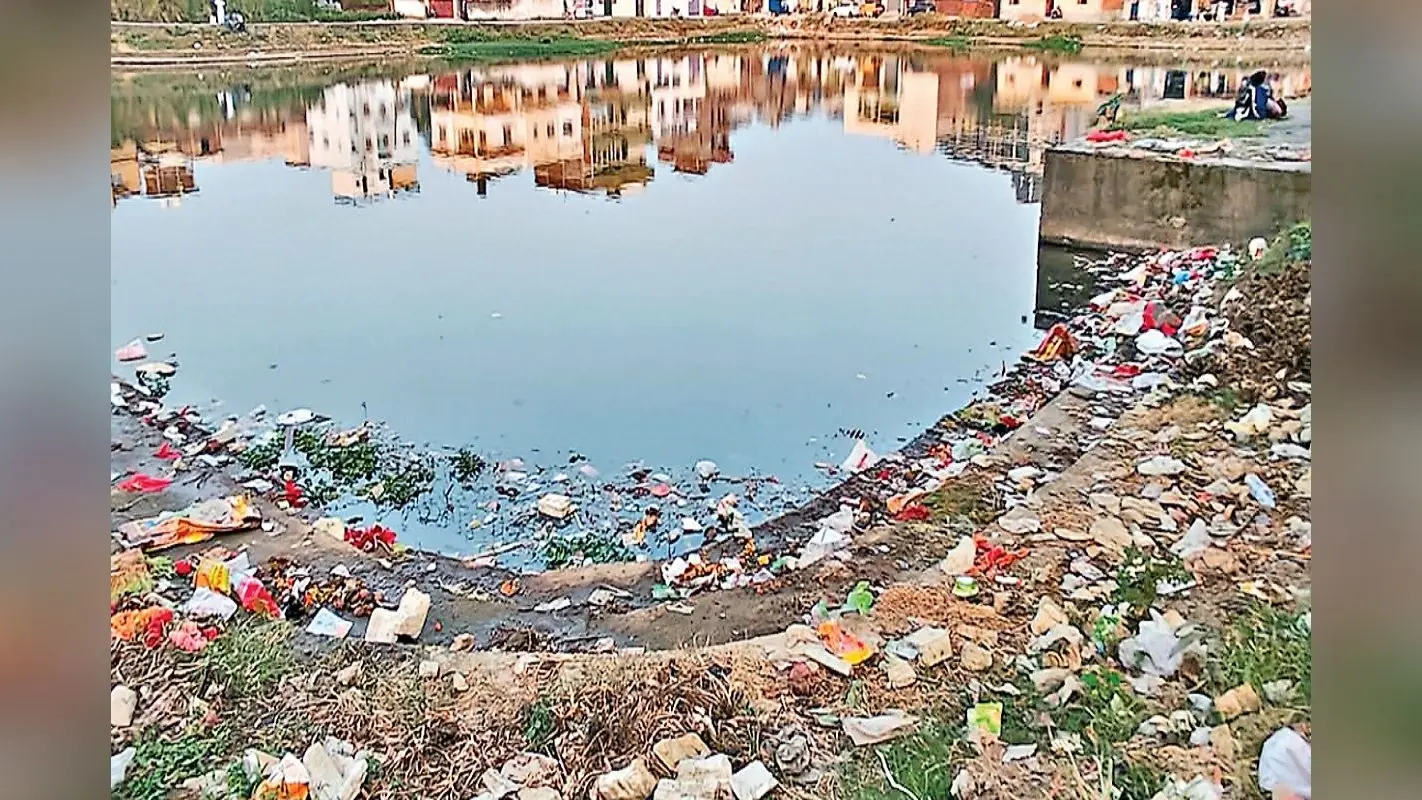 एक दिन बाद छठ शुरू, पर रांची के घाटों पर अब भी पसरी है गंदगी