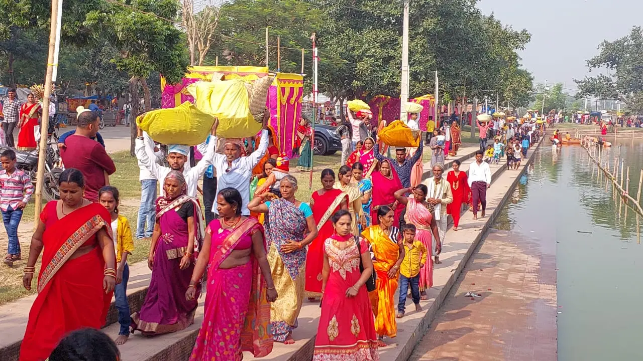 Chhath Puja: उलार सूर्य मंदिर में बढ़ी छठव्रतियों की भीड़, मन्नत पूरा होने पूरी करनी होती है अनोखी परंपरा