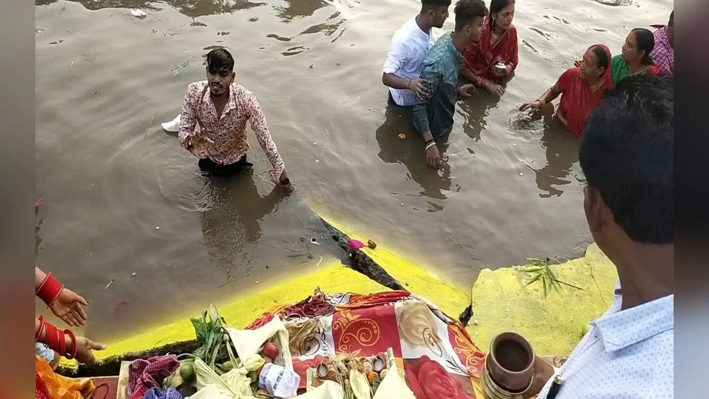 Chhath Puja 2022: पश्चिमी सिंहभूम में अर्घ्य देने के दौरान टला बड़ा हादसा, सीढ़ी टूटने से 5 लोग घायल