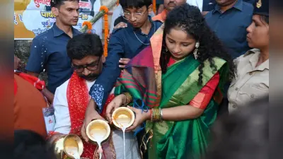 झारखंड के सीएम हेमंत सोरेन सपरिवार पहुंचे हटनिया तालाब, अस्ताचलगामी सूर्य को अर्घ्य देकर मांगा आशीर्वाद