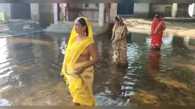 यूपी में बाढ़ ने छठ महापर्व पर व्रती महिलाओं की बढ़ाई मुश्किलें, नगर आयुक्त का दावा- सब ठीक कर देंगे