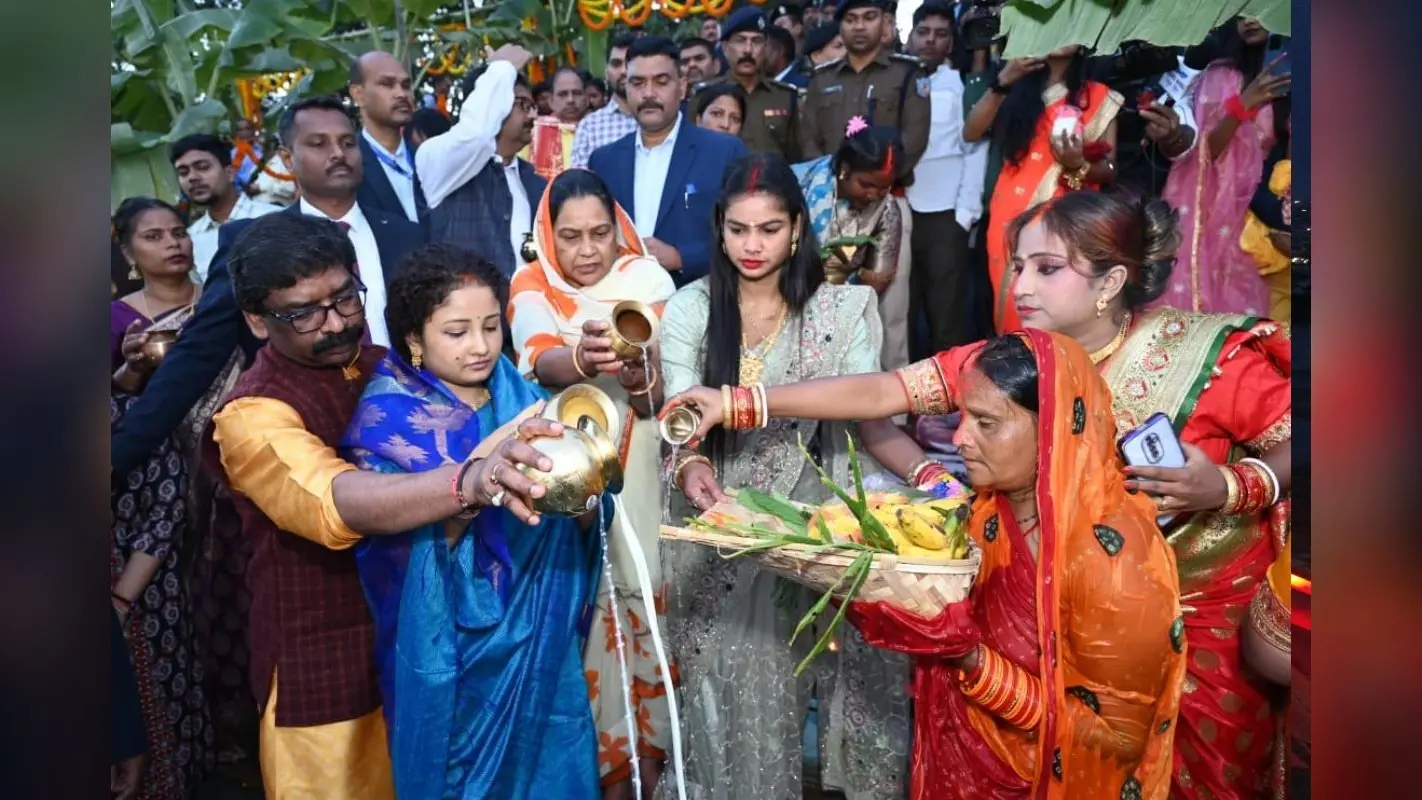 PHOTOS: छठ की अनुपम छटा, मजदूर व वेटर के परिजनों के साथ सीएम हेमंत सोरेन ने रांची में सूर्य को दिया अर्घ्य