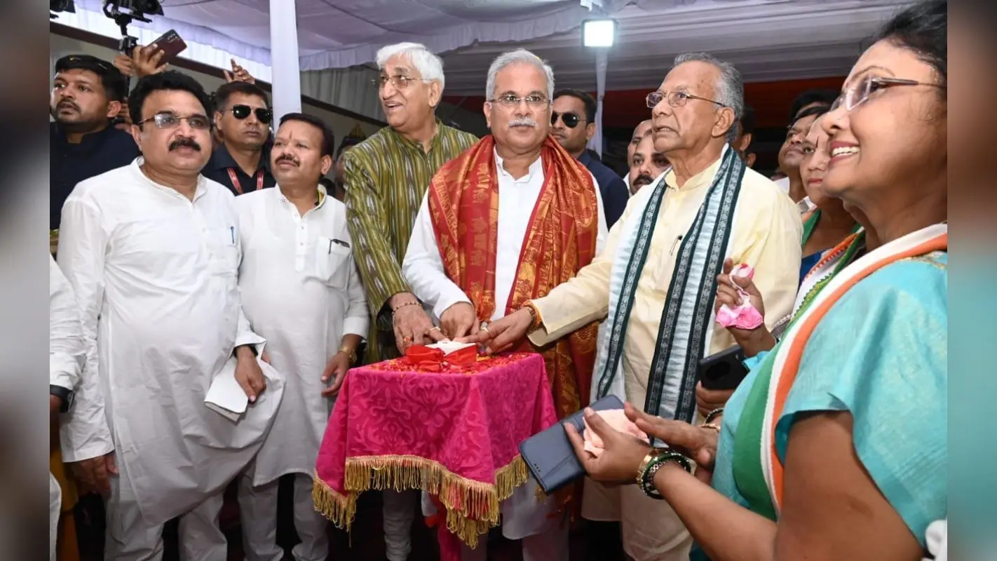 भूपेश बघेल ने कल्याण योजना के लाभार्थियों के खातों में भेजे 2000 करोड़ रुपये, सोनिया गांधी ने प्रशंसा की