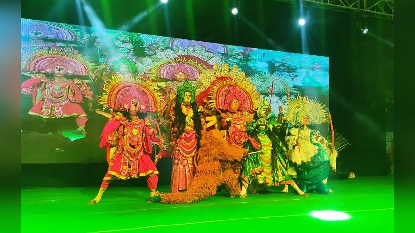 झारखंड : छऊ नृत्य के कारण सरायकेला की विदेशों तक है पहचान, महिला कलाकारों ने खूब बटोरी तालियां