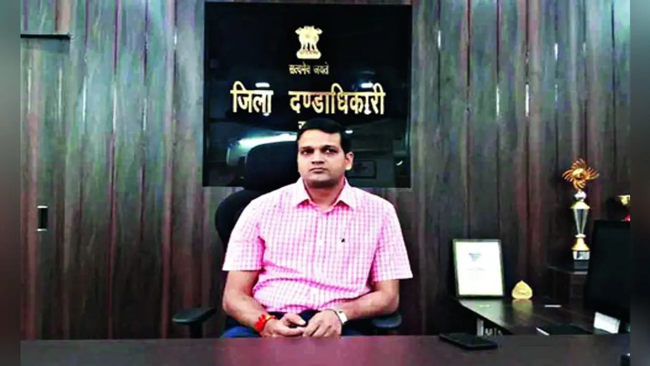 रांची डीसी पर लग रहा है गंभीर आरोप, बॉडीगार्ड से रिश्तेदार और बच्चों का कराते हैं काम, जानें पूरा मामला