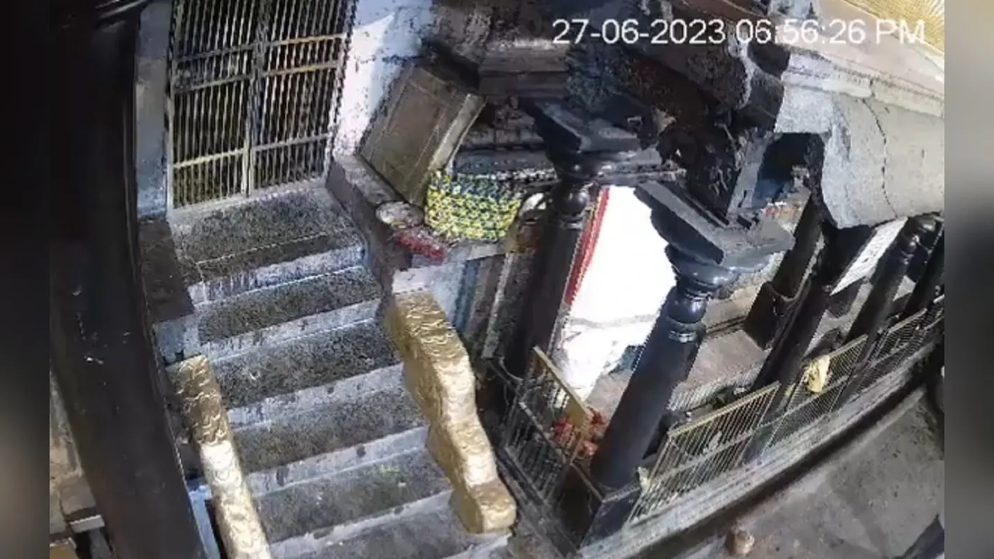 तमिलनाडु: चिदंबरम नटराज मंदिर के पुजारियों ने कनागासाबाई पर भक्तों को चढ़ने से रोका, बवाल