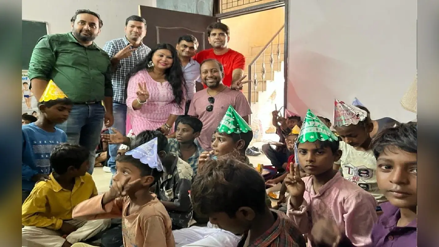 बिभर्ते पाठशाला के बच्चों को मिला नया स्कूल बैग, स्टेशनरी और मिठाई, NGO ने लोगों से की यह अपील
