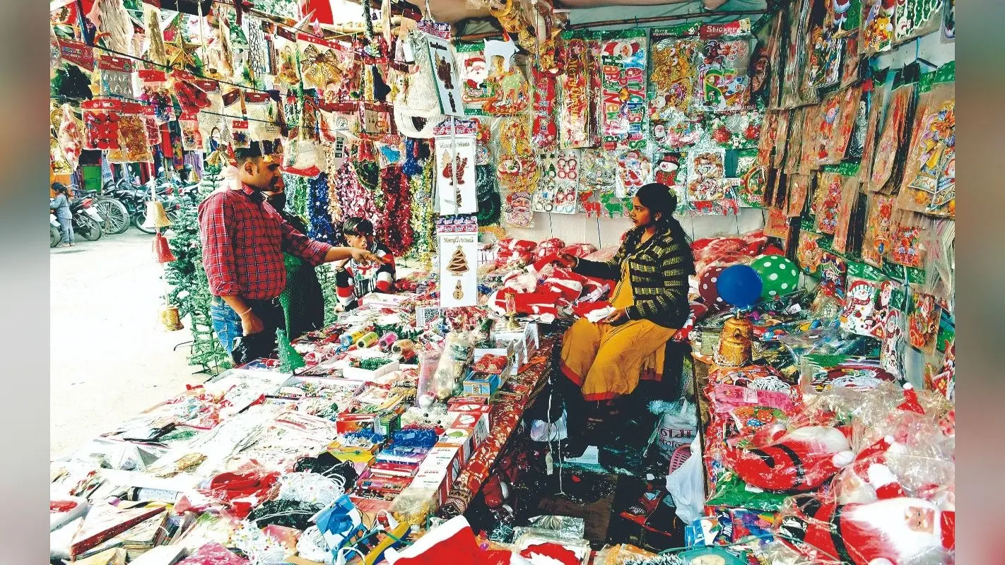 Christmas 2022: बोकारो में क्रिसमस ट्री और सांता क्लॉज की ड्रेस से सजा बाजार, होने लगी है खरीदारी