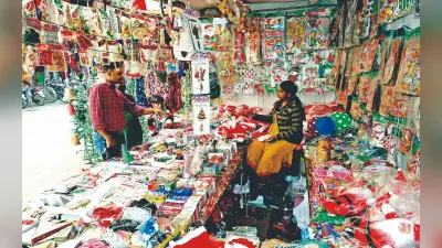 Christmas 2022: बोकारो में क्रिसमस ट्री और सांता क्लॉज की ड्रेस से सजा बाजार, होने लगी है खरीदारी