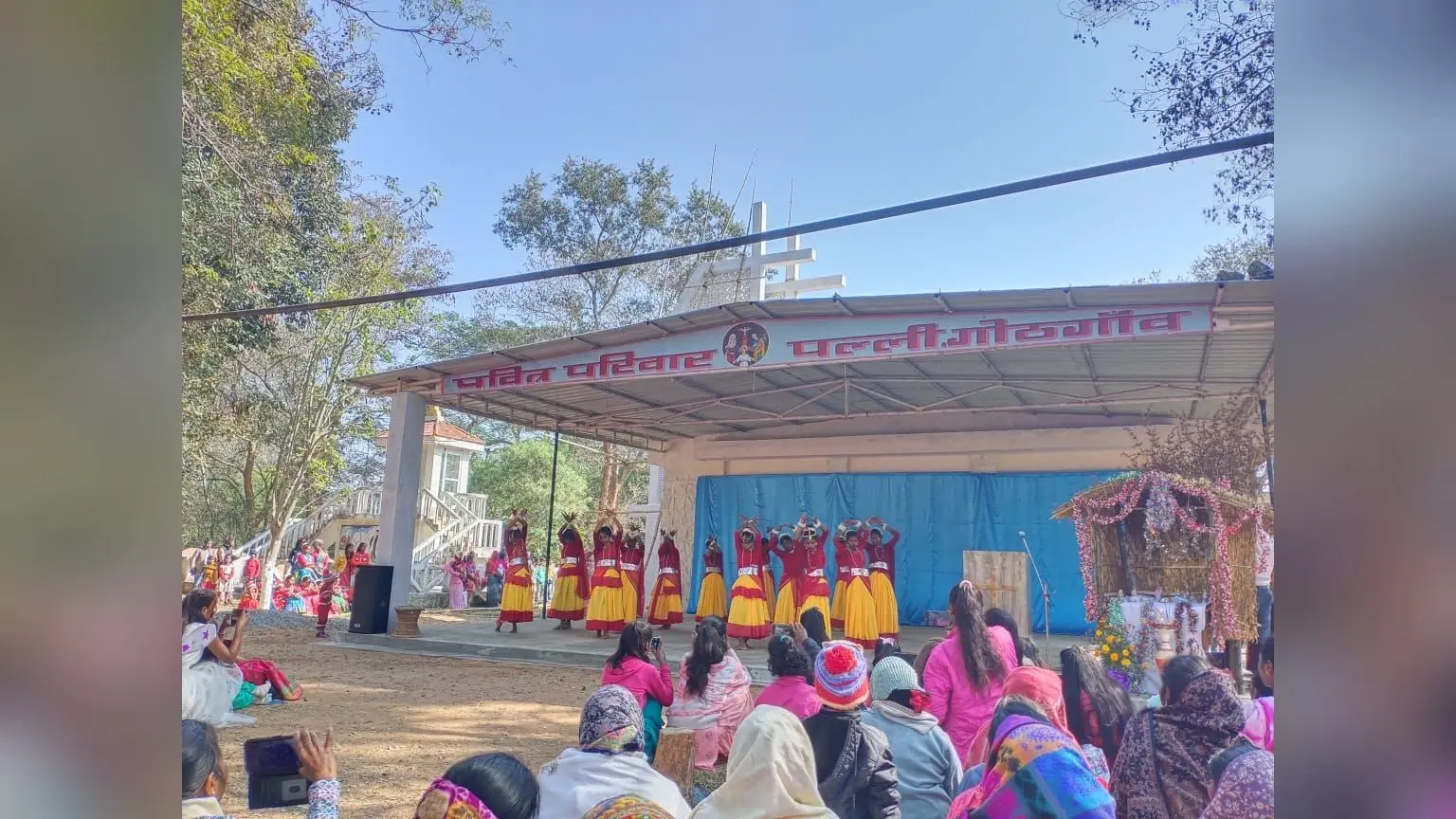 Christmas 2021: क्रिसमस गैदरिंग में नृत्य पर थिरके युवा, क्रिसमस ट्री से ऐसे सजायी गयी थी खूबसूरत चरनी