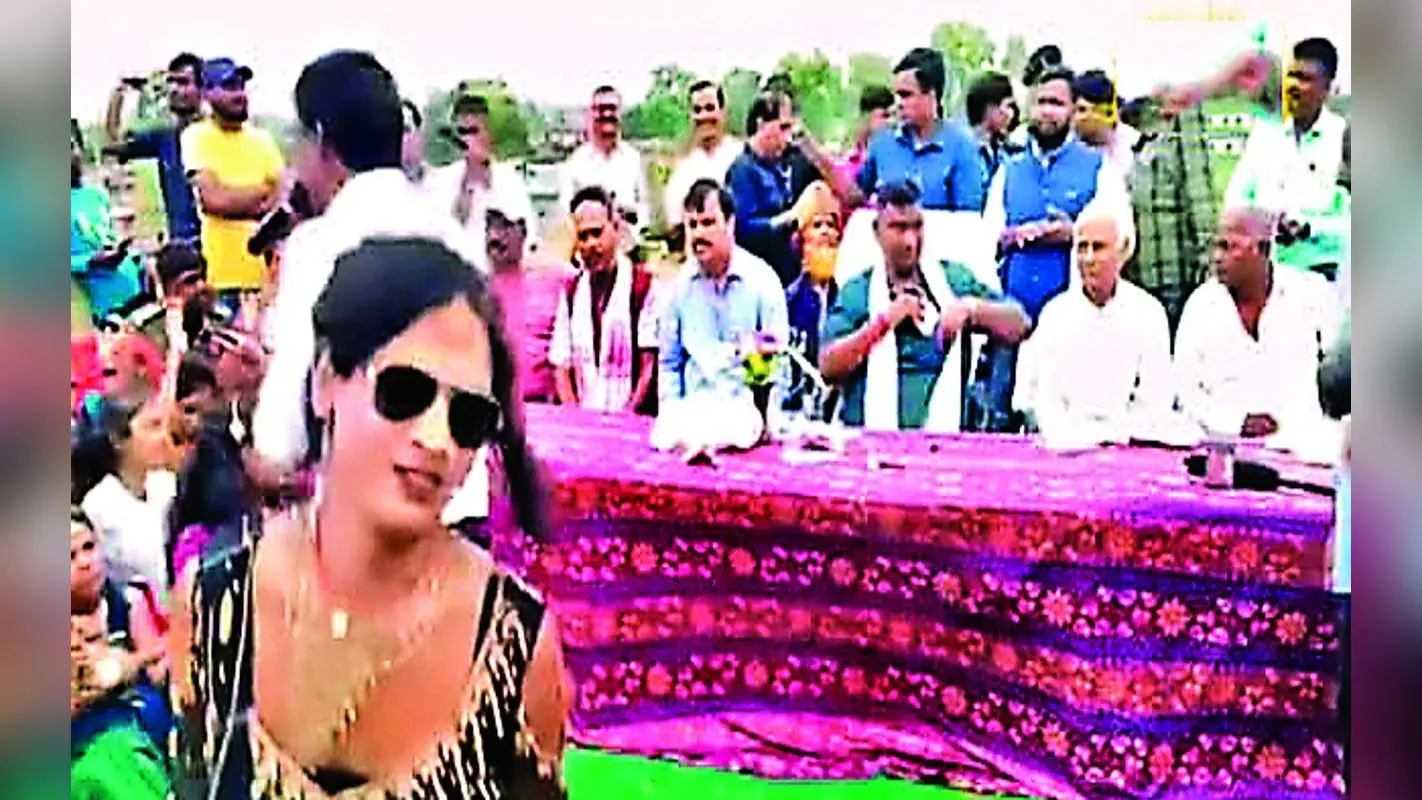 झारखंड : चतरा के एक स्कूल में अश्लील नाच, झूमे मंत्री सत्यानंद भोक्ता, बजा रहे थे मेज