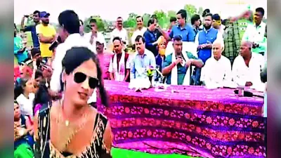 झारखंड : चतरा के एक स्कूल में अश्लील नाच, झूमे मंत्री सत्यानंद भोक्ता, बजा रहे थे मेज