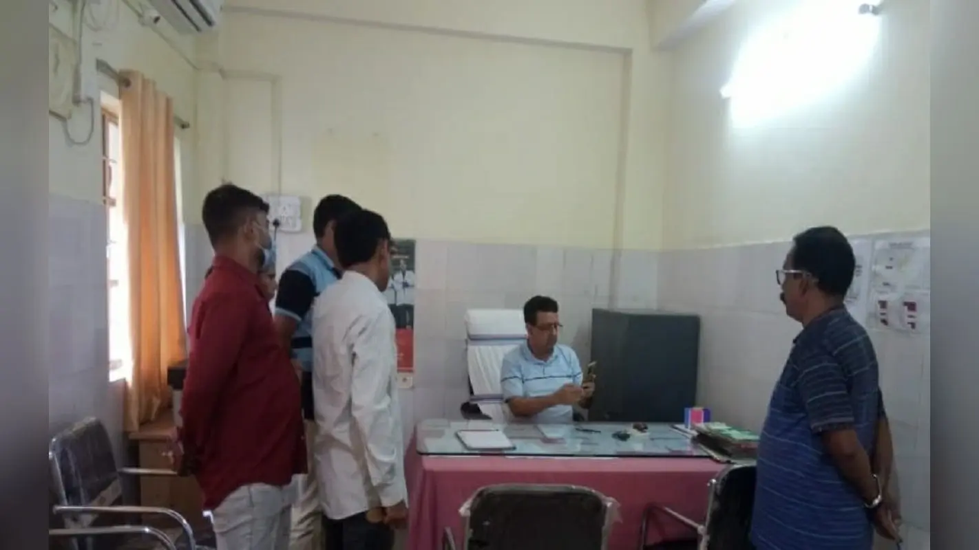 Jharkhand News : रांची में ड्यूटी से गायब मिले 9 सरकारी डॉक्टर, सिविल सर्जन ने किया शो कॉज, कटेगा वेतन