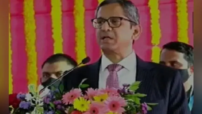 CJI ने कानून मंत्री के सामने ही उठाए सवाल, बोले- अदालतों का बेहतर बुनियादी ढांचा सिर्फ एक विचार