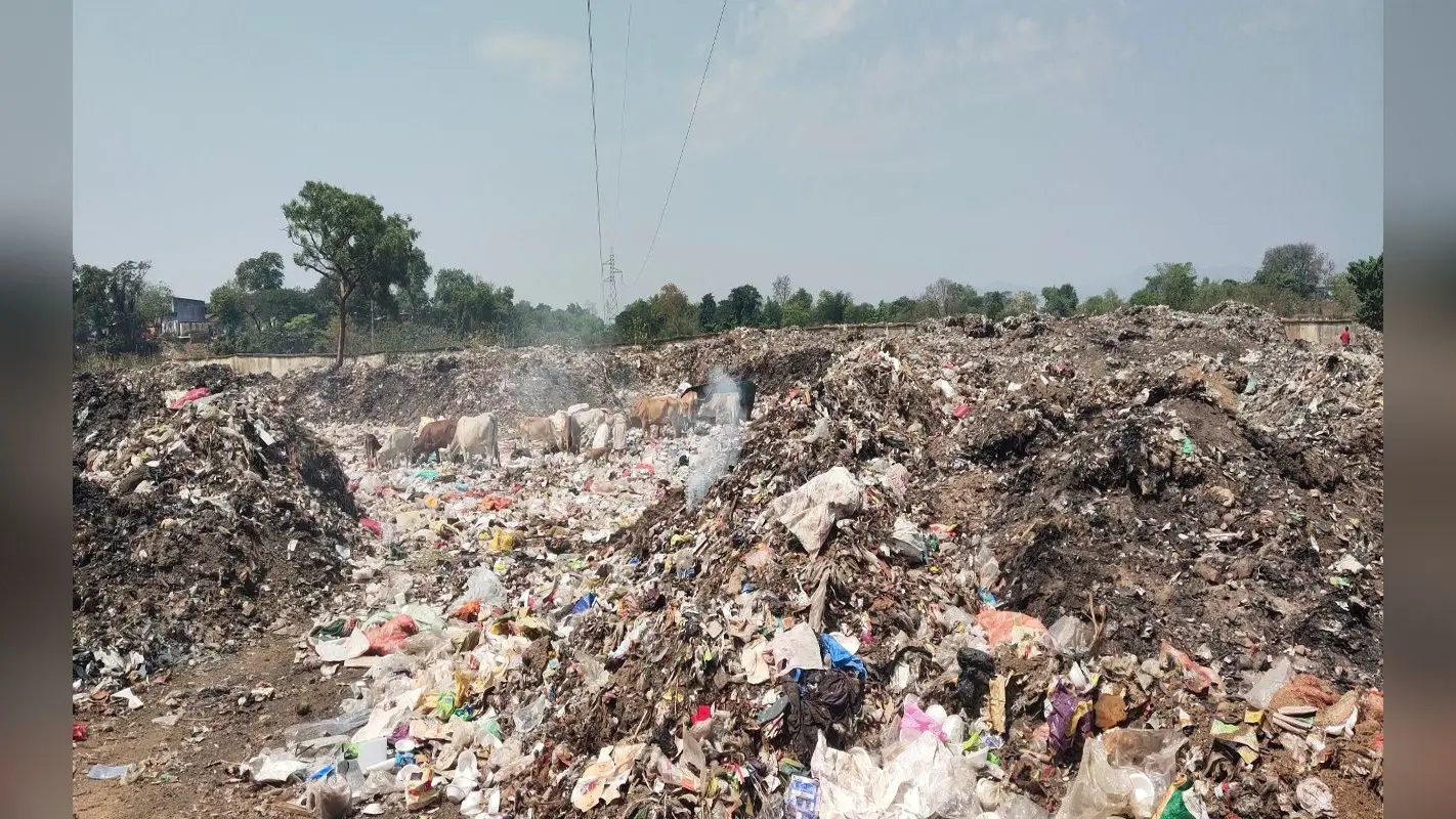 झारखंड : पश्चिमी सिंहभूम के चक्रधरपुर शहर में कचरे की बदबू से चलना हुआ दूभर, बढ़ते प्रदूषण से लोग परेशान