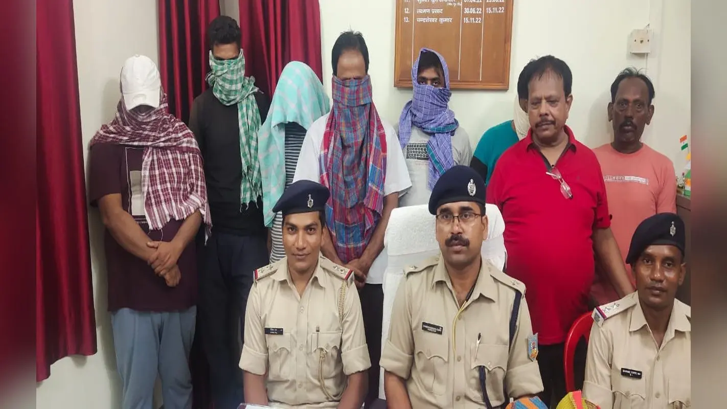 झारखंड : पश्चिमी सिंहभूम के चक्रधरपुर में जुआ खेलते स्कूल मैनेजर सहित आठ गिरफ्तार