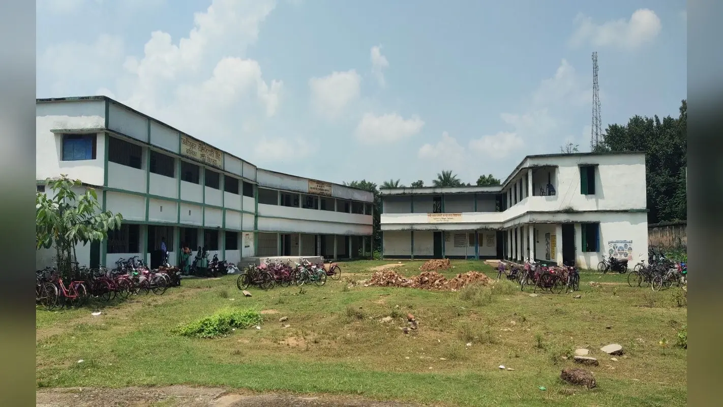 झारखंड का ऐसा स्कूल जहां एक चापाकल व शौचालय के भरोसे 800 विद्यार्थी, घर से पानी लाने को मजबूर बच्चे