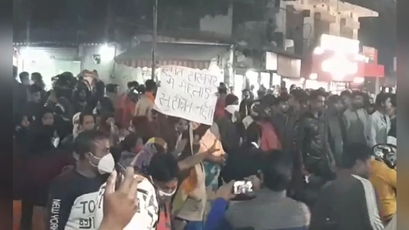 रांची में सीएम हेमंत के काफिले को प्रदर्शनकारियों ने रोका, ओरमांझी में युवती का सिरकटा शव मिलने से फूटा गुस्सा