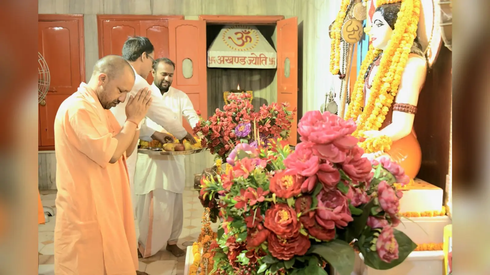 Gorakhpur: आजमगढ़ से सीधे गोरखपुर पहुंचे सीएम योगी, विकास और कानून व्यवस्था की कर सकते हैं समीक्षा