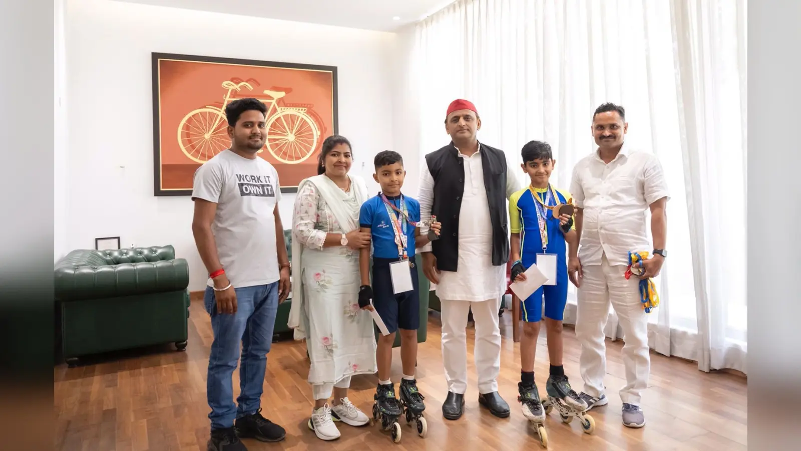 सपा सुप्रीमो अखिलेश यादव ने ‘स्केटिंंग स्टार्स’ समर्थ और कृतिक से की मुलाकात, दीं ढेर सारी शुभकामनाएं