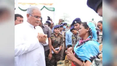 छत्तीसगढ़: शहीद जवान के शव को कंधा देते हुए नम हुईं सीएम भूपेश बघेल की आंखें, कहा- बलिदान व्यर्थ नहीं जाएगा
