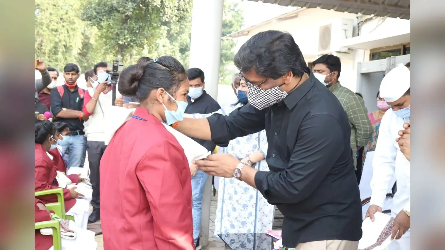 CM हेमंत सोरेन ने दिवंगत रूपेश पांडेय की मां को सौंपा नियुक्ति पत्र, 5 लाख रुपये की सहायता राशि भी दिये
