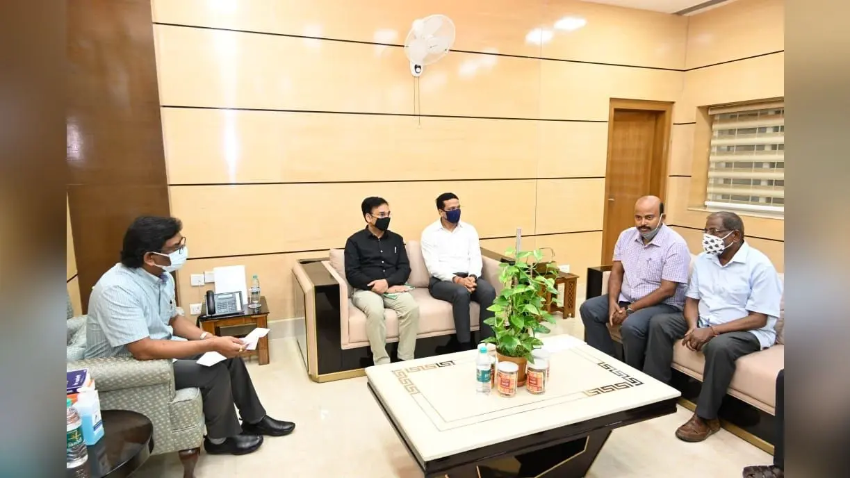 धनबाद के दिवंगत डीजे के परिजन CM हेमंत सोरेन से मिले, पत्नी को अनुकंपा पर नौकरी देने का किया आग्रह