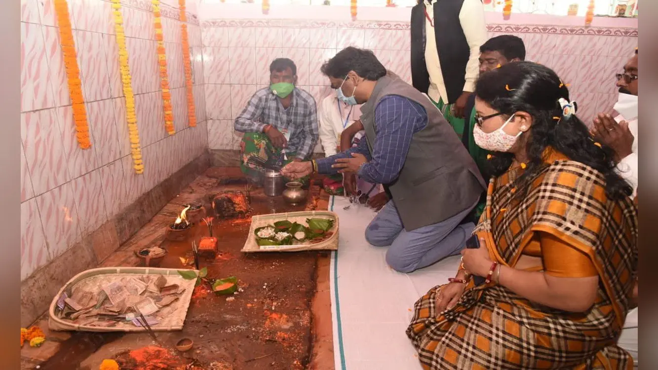 सीएम हेमंत सोरेन ने लुगुबुरु में की पूजा- अर्चना, बोले- सांस्कृतिक एवं पारंपरिक व्यवस्था अक्षुण्ण रखना जरूरी