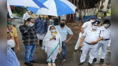 मुख्यमंत्री ममता बनर्जी के सामने पुलिसकर्मियों का प्रदर्शन, भाजपा ने किया कटाक्ष