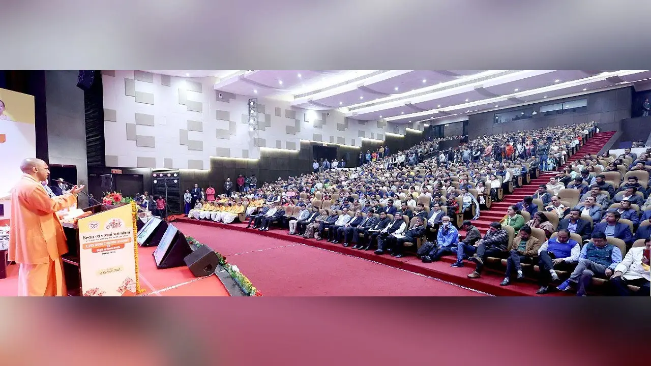 CM योगी ने शिक्षकों को दिए नियुक्ति पत्र, कहा- भर्ती प्रक्रिया में अब जातिवाद-भ्रष्टाचार की शिकायत नहीं..