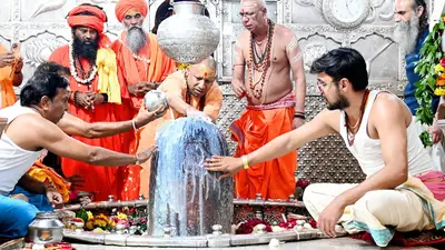 नैमिषारण्य: सीएम योगी ने लगाया झाड़ू, बोले- तीर्थ स्थल के लिए रुपए की कमी नहीं, दीपक तले अंधेरा का किया जिक्र